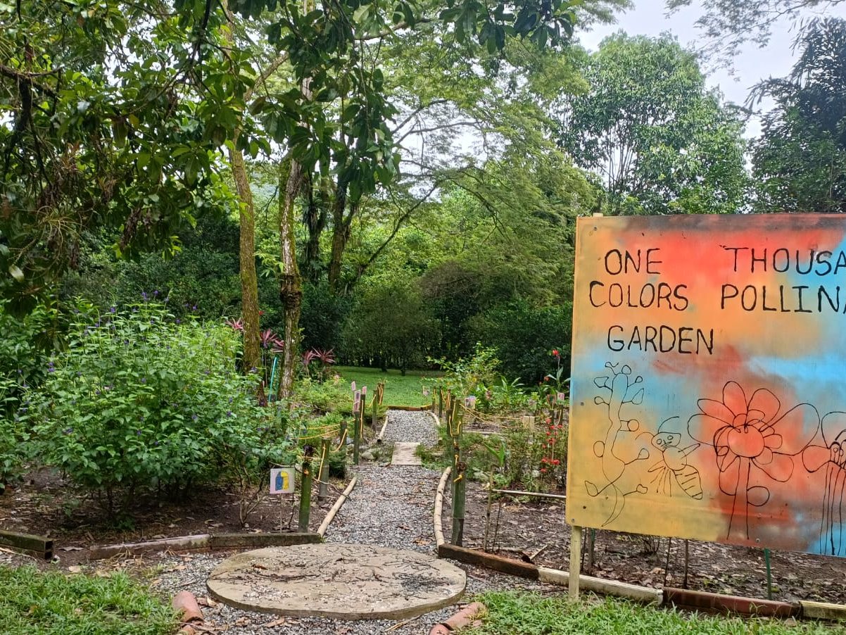 Letrero de un jardín de polinizadores